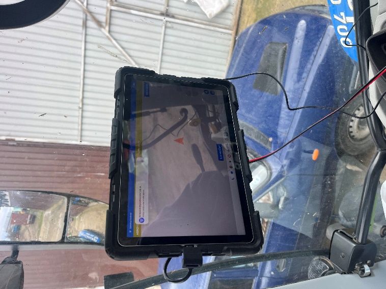 Tabletă montată pe suport în cabina tractorului