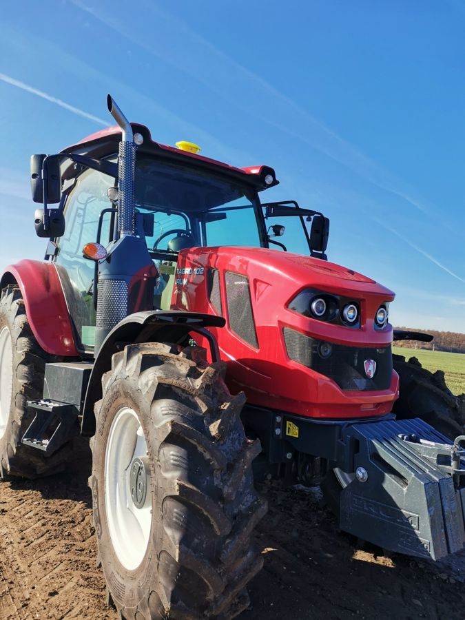 Tractor echipat cu sistemul de ghidare